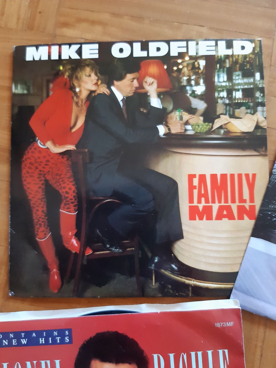 2 kpl VinylS: Mike Oldfield ja Loverboy