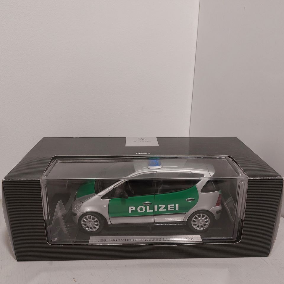 Pienoisauto 1:18 Polizei Mercedes-Benz A Maisto Dealer edition