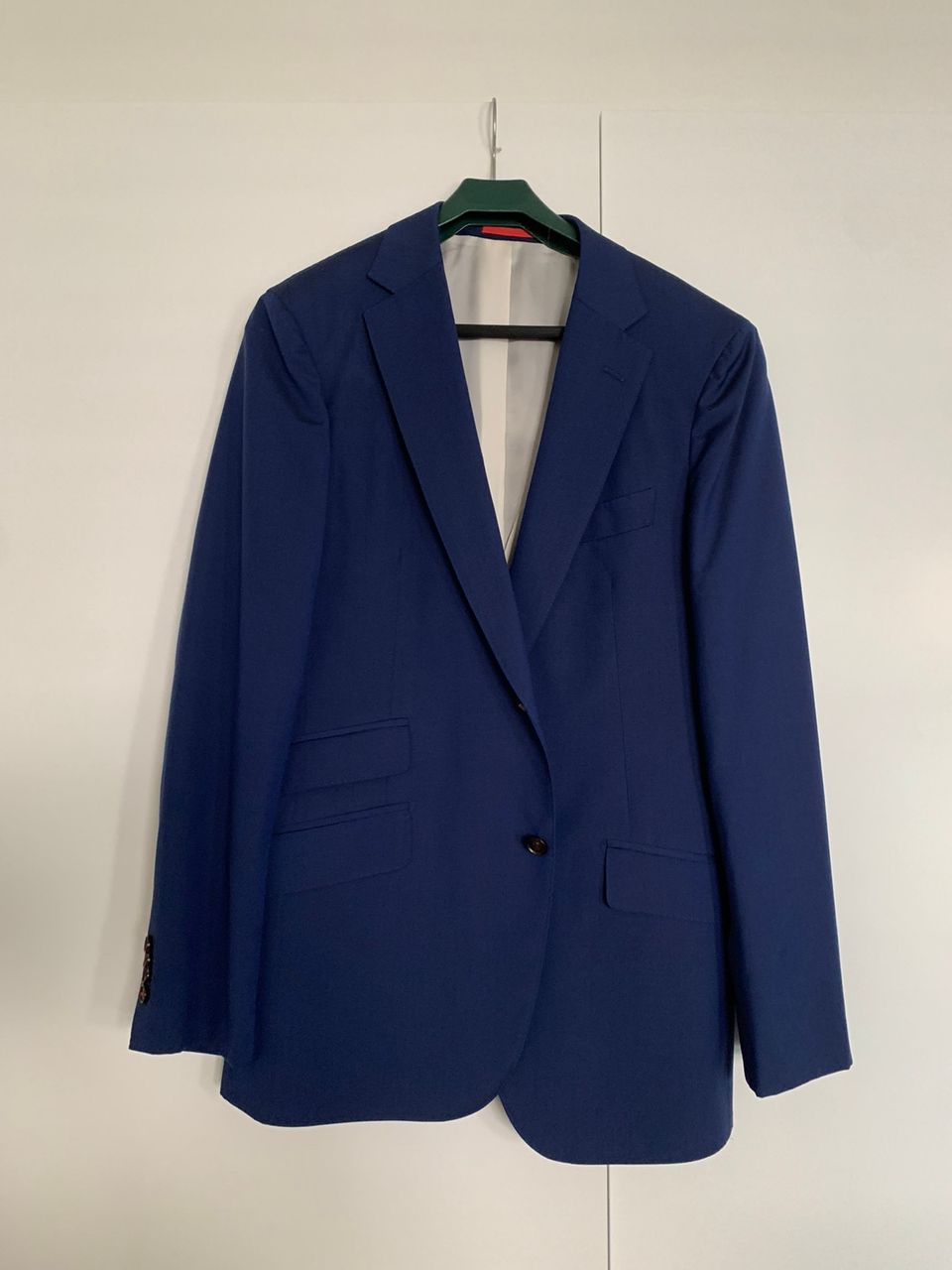 Sininen Suitsupplyn puvun takki (ja housut)