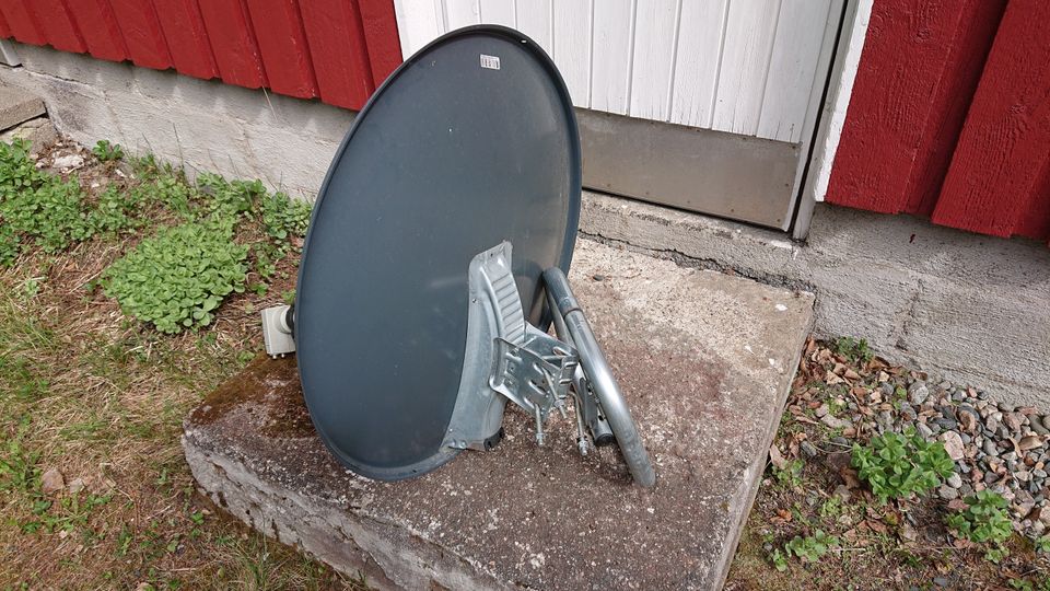 Satelliittiantenni kiinnikkeineen