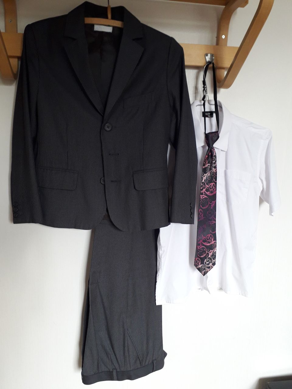 Luhta poikien liituraita puku 146 + uusi paita 150 + kravatti