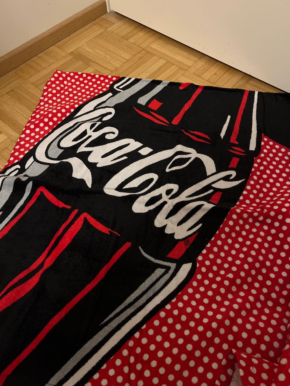 Uusi Coca cola-rantapyyhe
