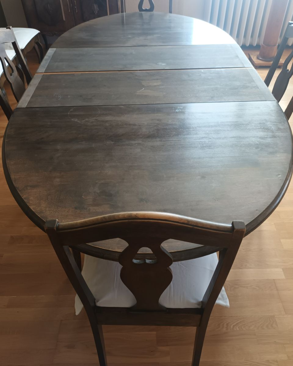 Vanha ruokapöytä ja tuolit