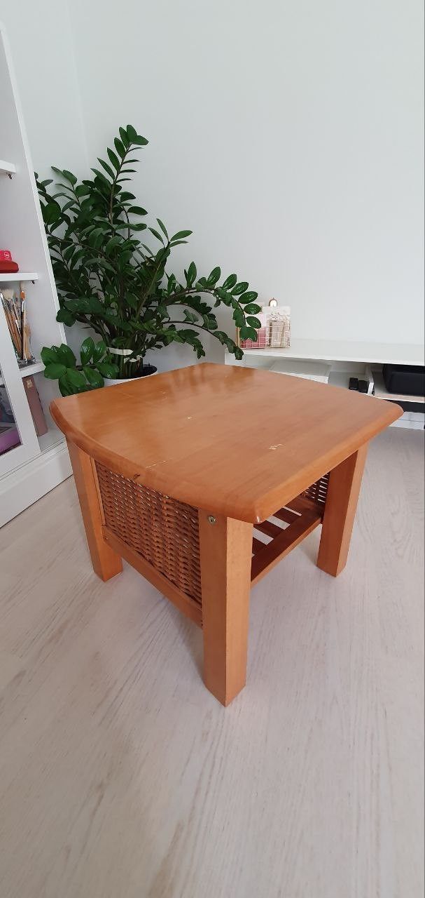 pieni puinen pöytä