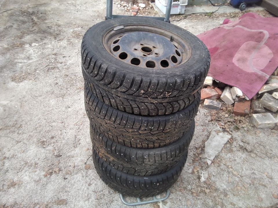 Vw Audi. Ollut t4 pakussa 5x112. 225 55 16 peltivanteilla nastakumit