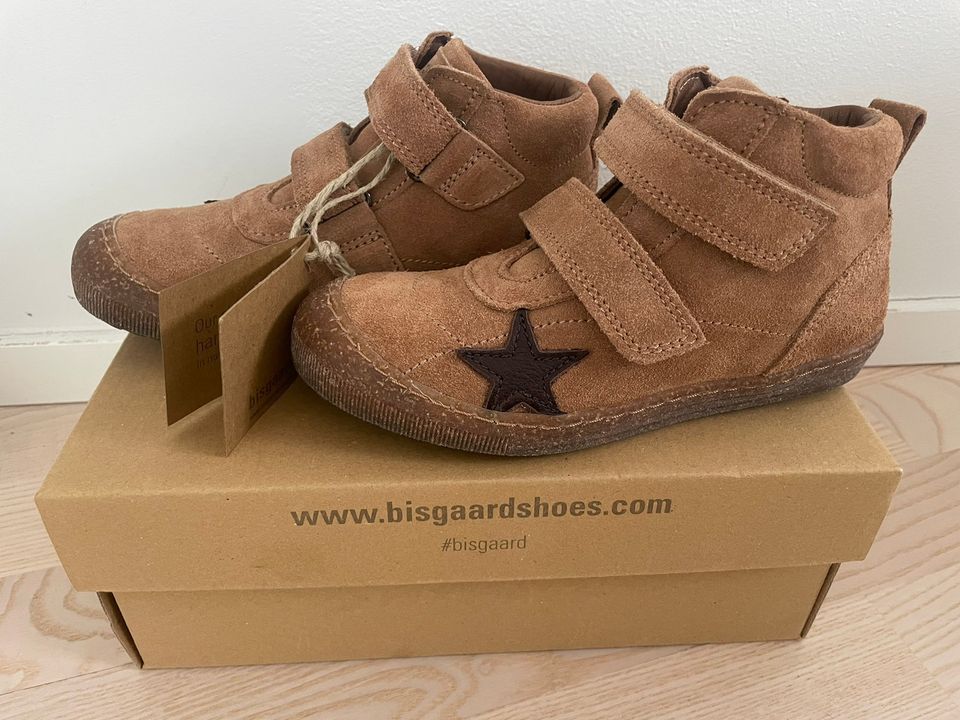 Uudet Bisgaard Velcro kengät, kokomerkinnällä 31. Väri Camel Suede.