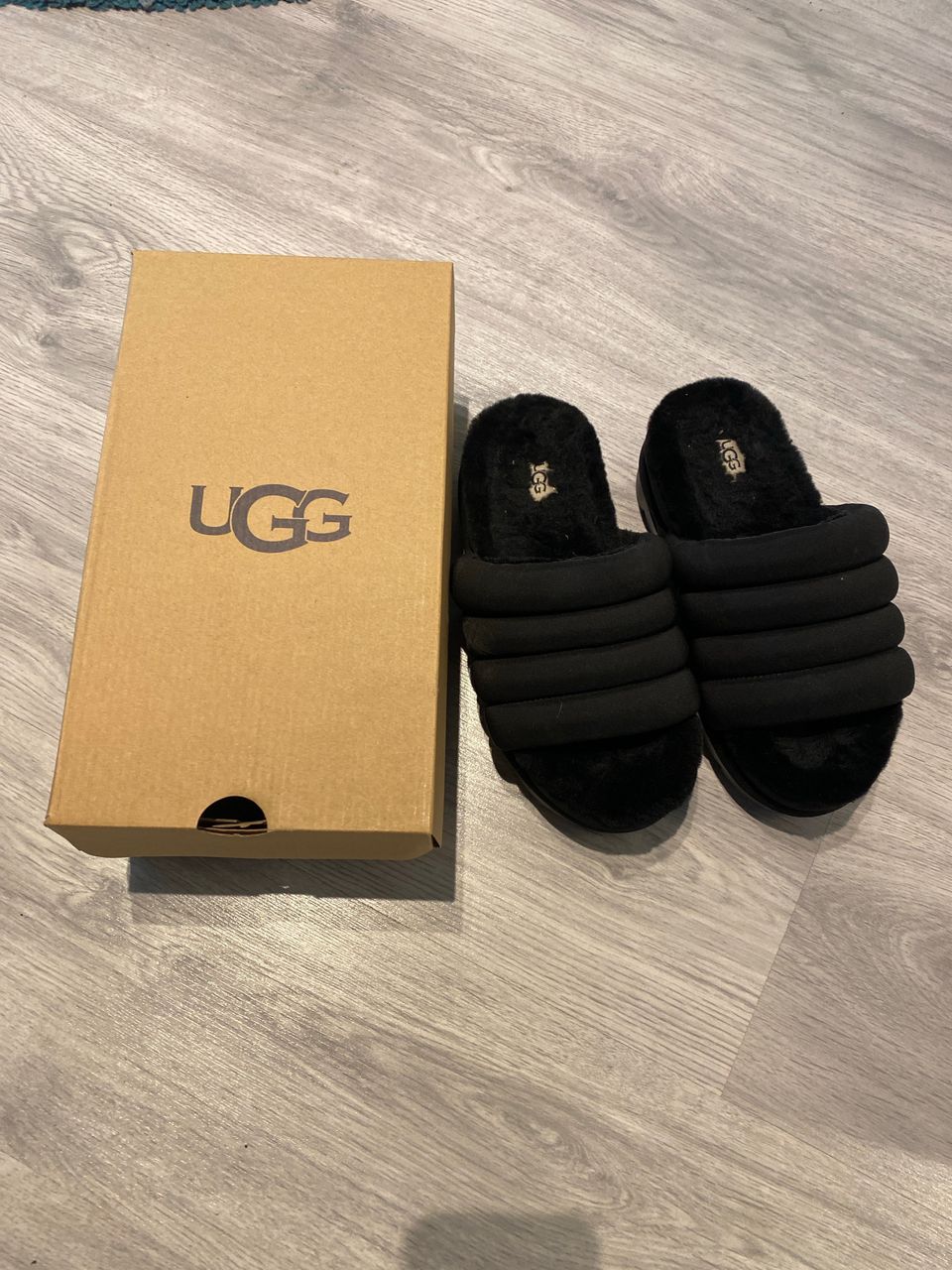 Ugg sandalit korkealla pohjalla