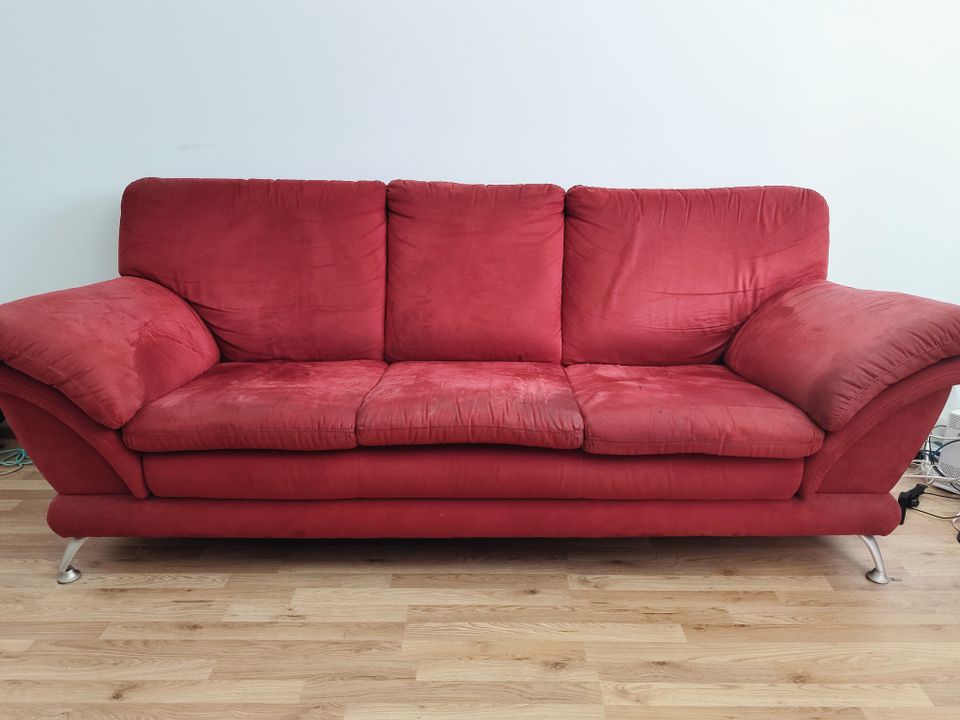 Punainen kolmen istuttava sohva