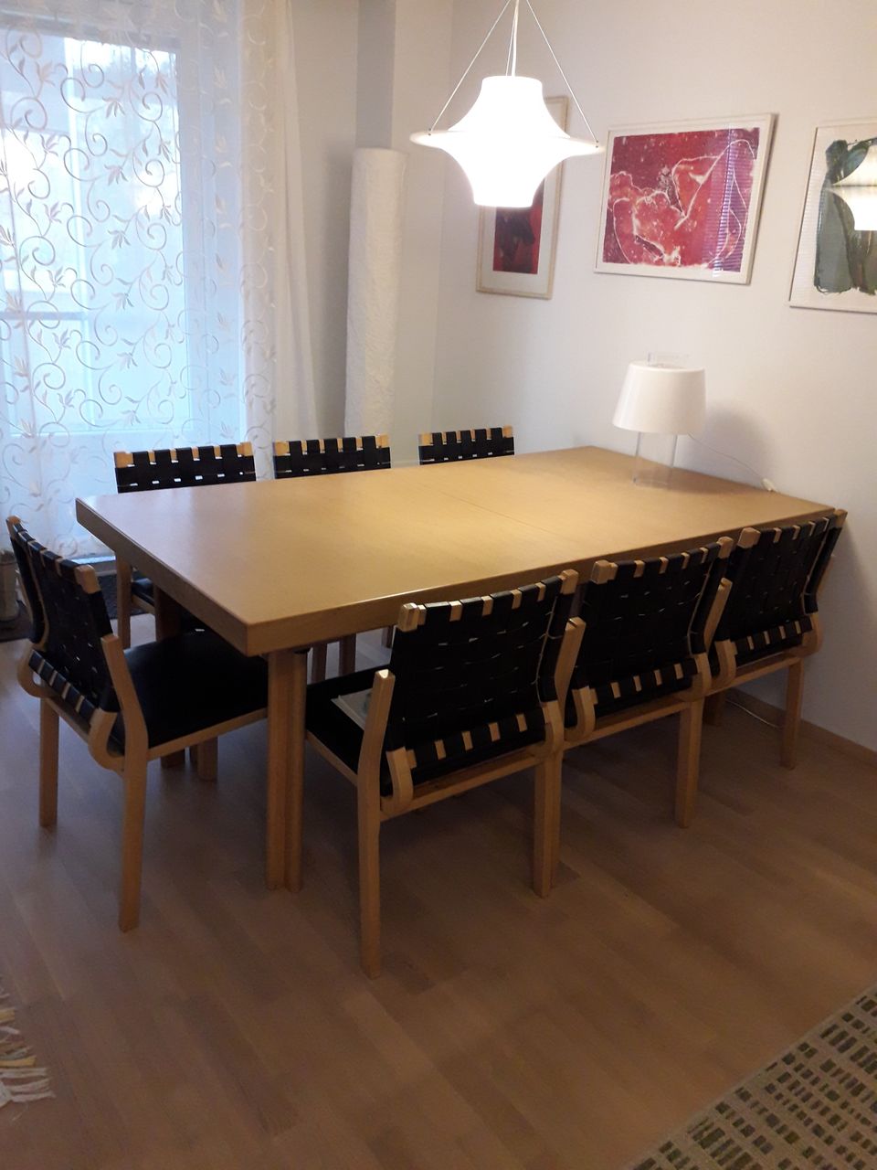 Artekin pöytä ja tuolit varattu