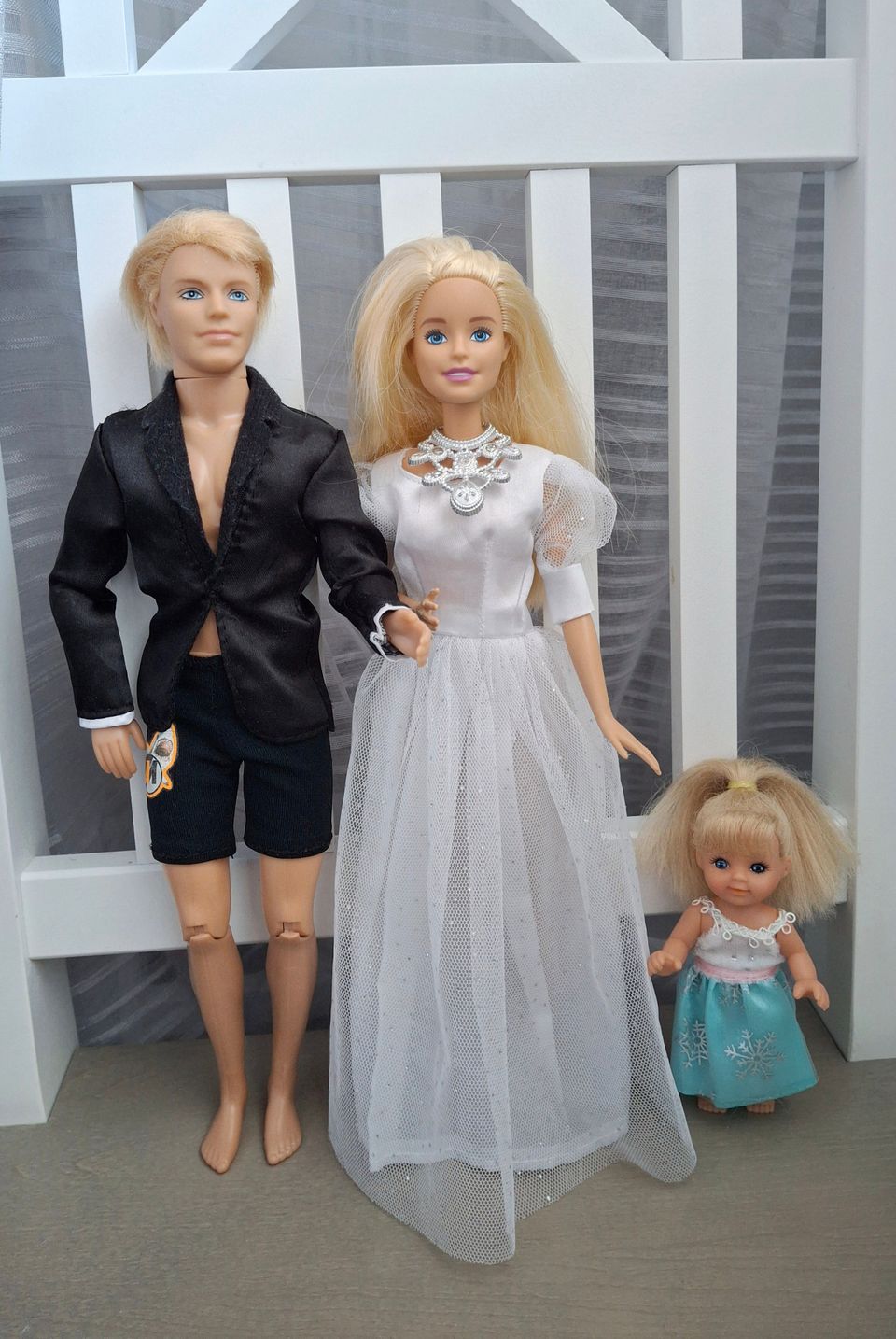 Barbie, ken ja pieni tyttö