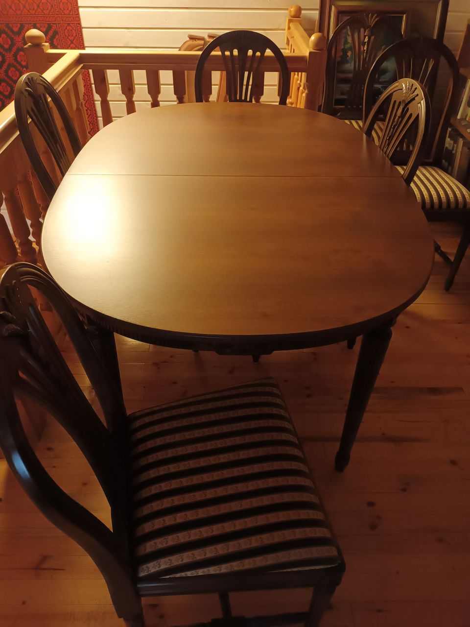 Kustavilainen pöytä+ 8 tuolia + jatkopalat