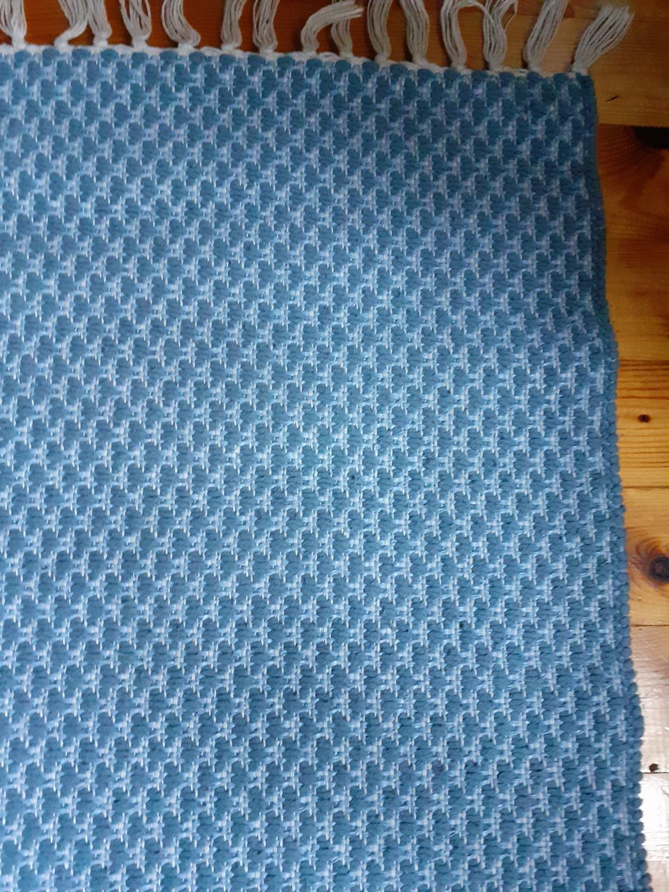 Sininen matto. Pituus n. 190 cm. leveys n. 130 cm