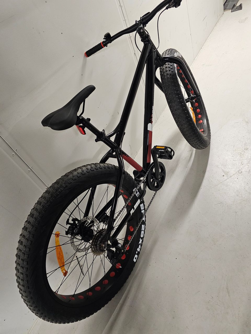 Fat bike used less than a month with modern L-TWOO gears 1x8 of high quality