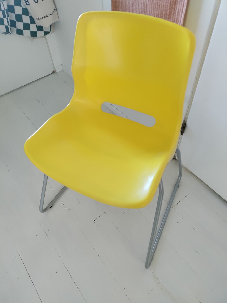 Ikean muovinen tuoli