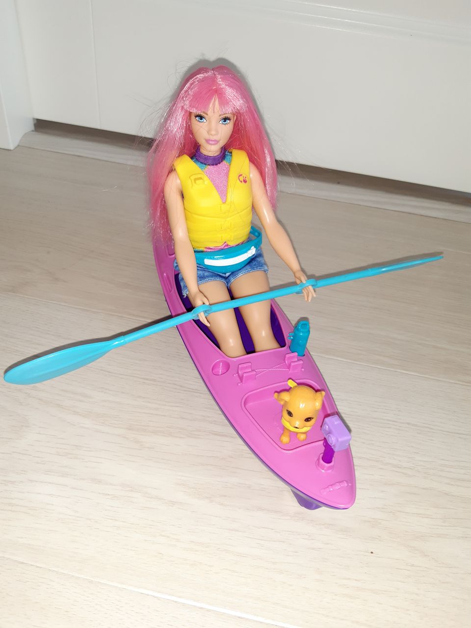 Barbie ja kanootti