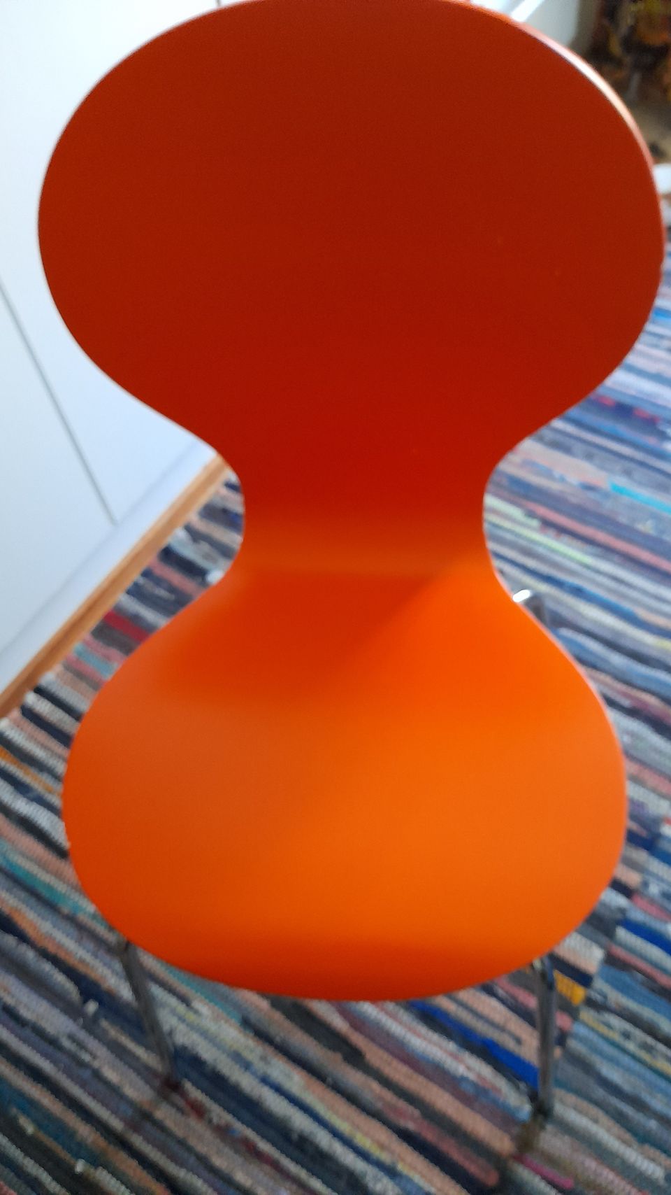 oranssi tuoli metallijaloilla
