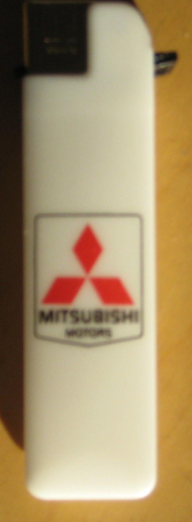 Keräilysytytin Mitsubishi-logolla. 1990-luku