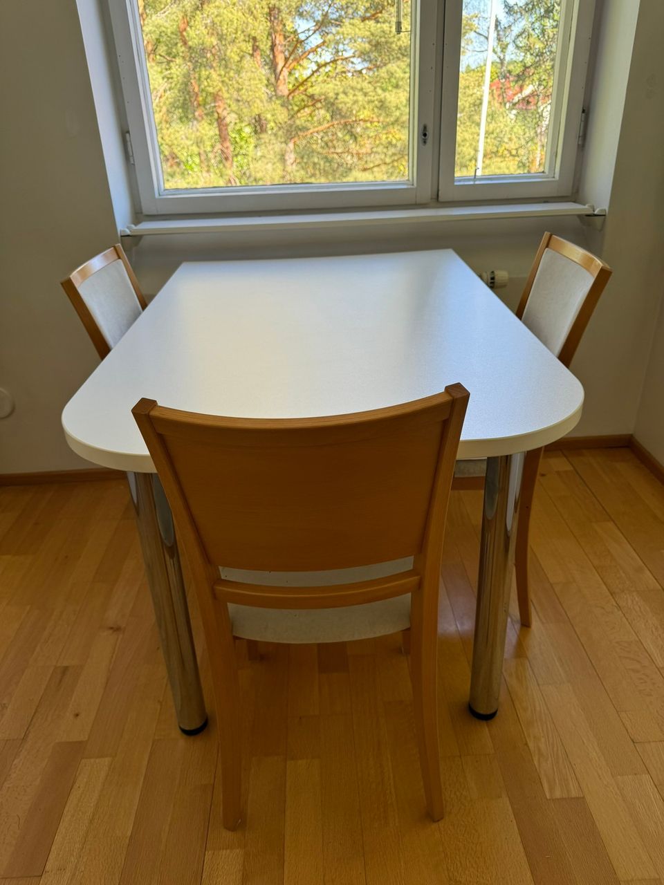 Keittiön pöytä ja 3 tuolia