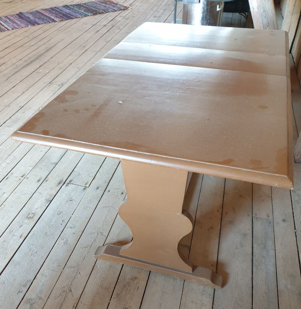Todella vanha pöytä