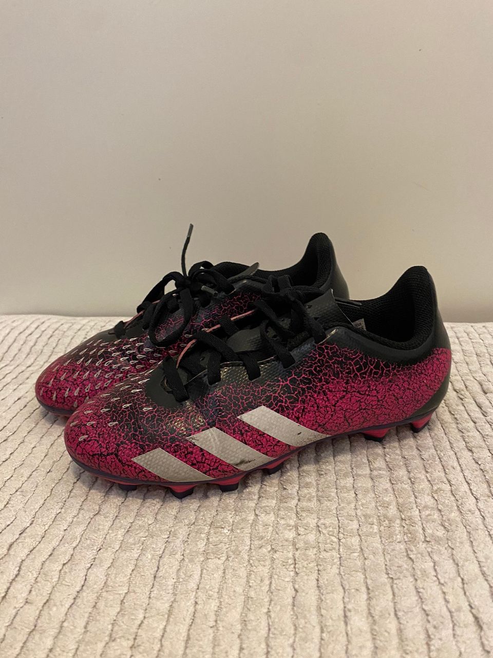 Koko 32 Adidas Predator Freak nappulakengät