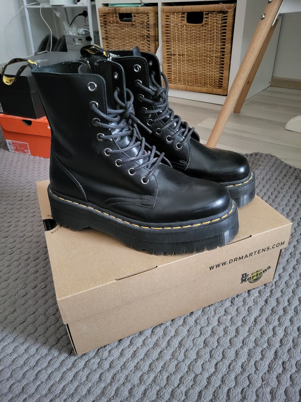 Dr. Martens Jadon, 39