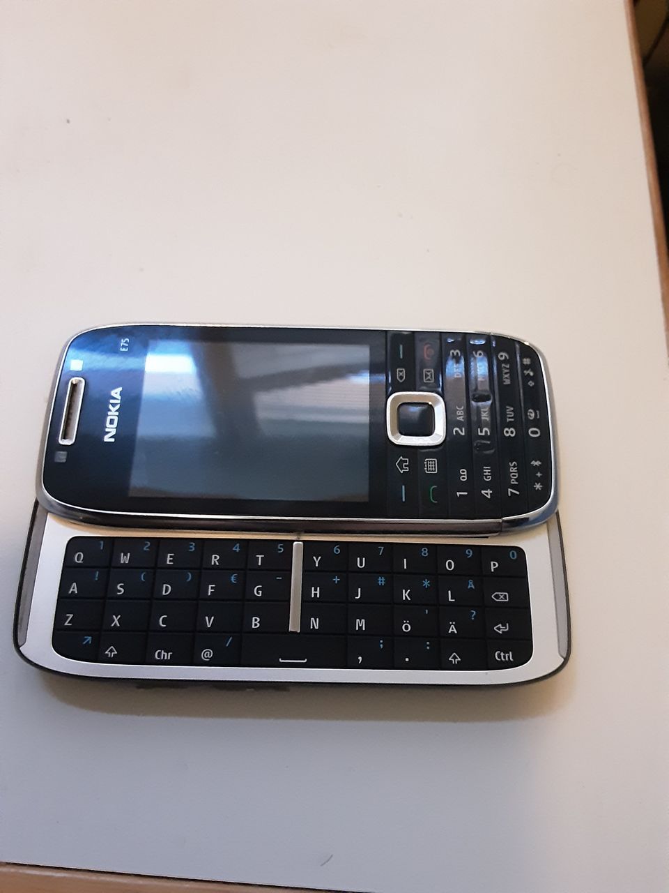 Nokia Eseries e75 Communicator Qwerty näppäimistöllä.