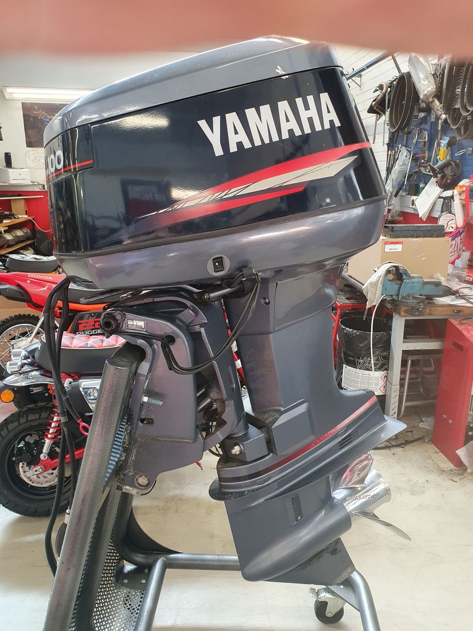 Perämoottori Yamaha 100