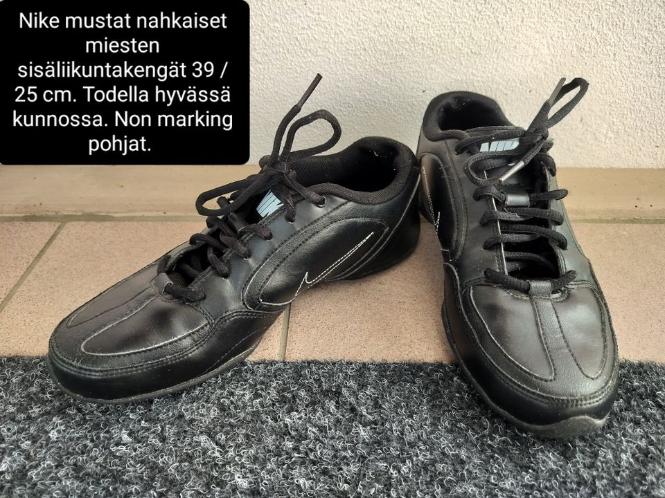 Nike mustat sisäpelikengät 39