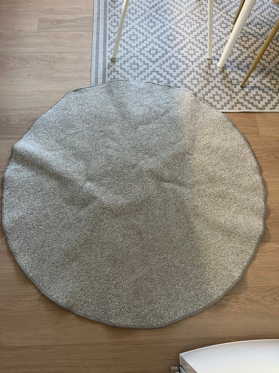 Pyöreä harmaa matto