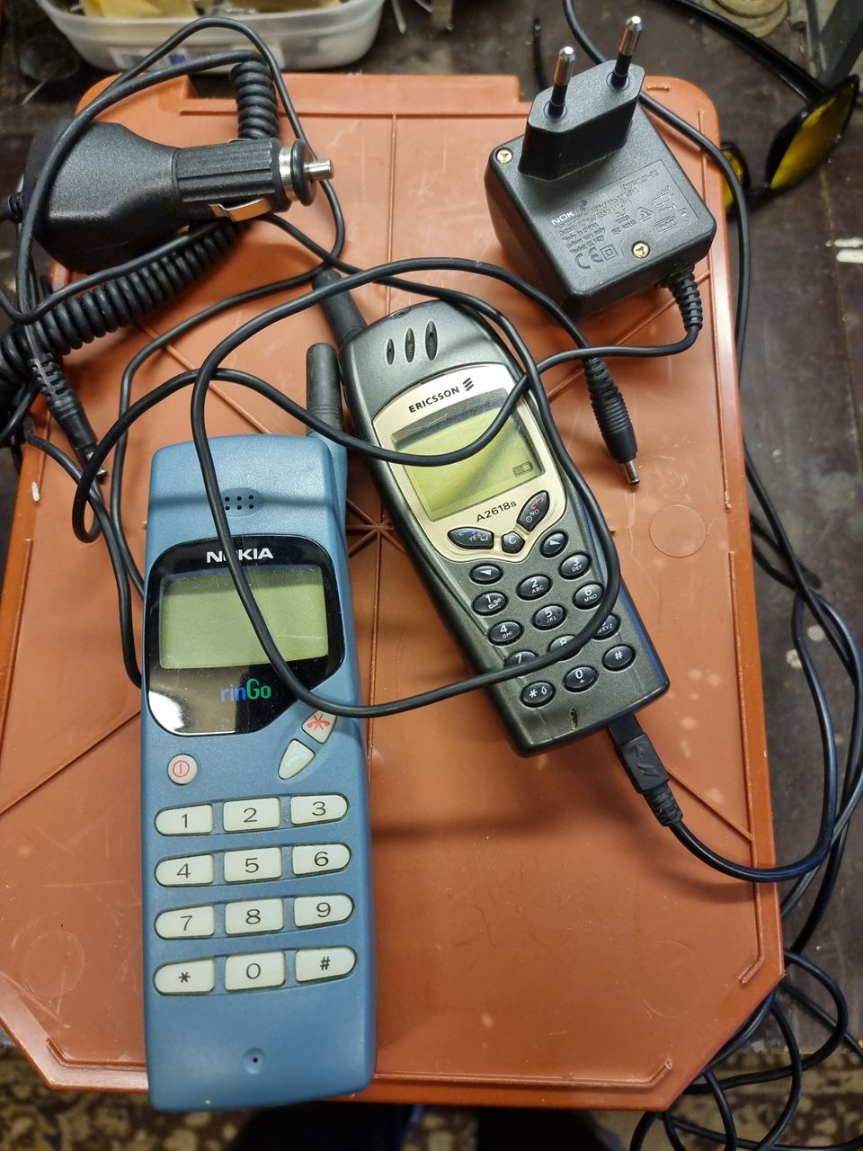 Nokia Ringo ja Ericsson A2618s