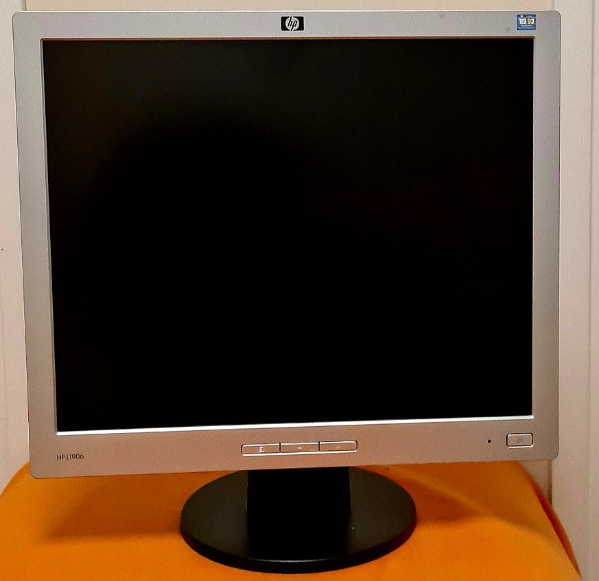 HP 19" LCD näyttö