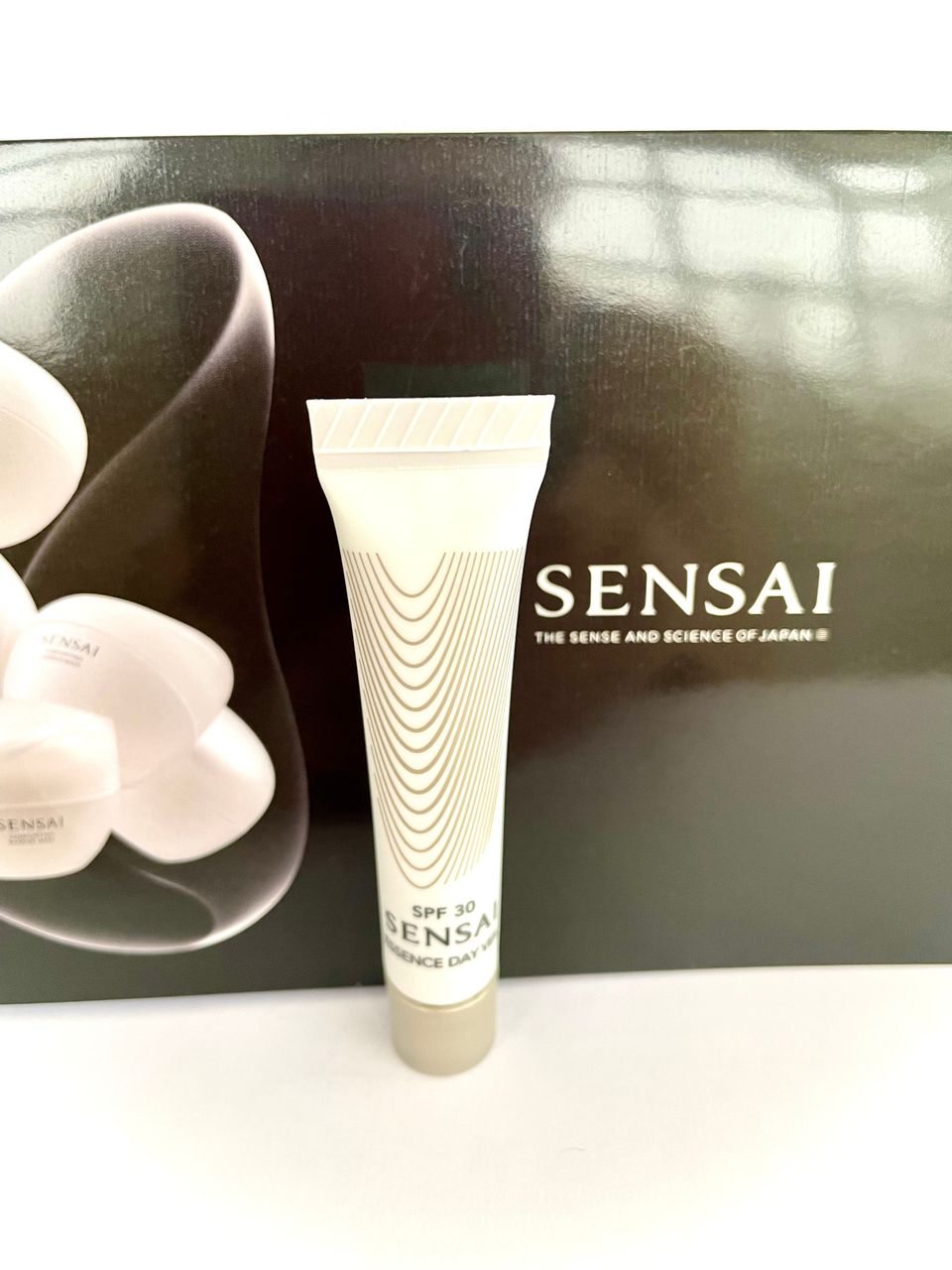 Sensai Essence Day Veil seerumi UUSI