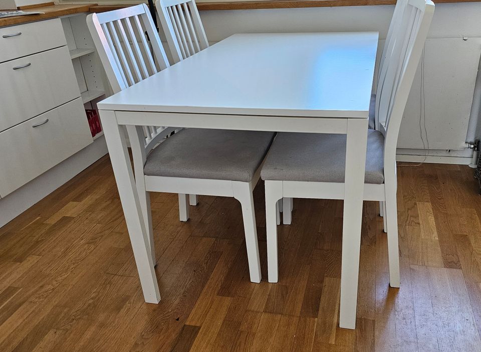 Ikea ruokapöytä + neljä tuolia