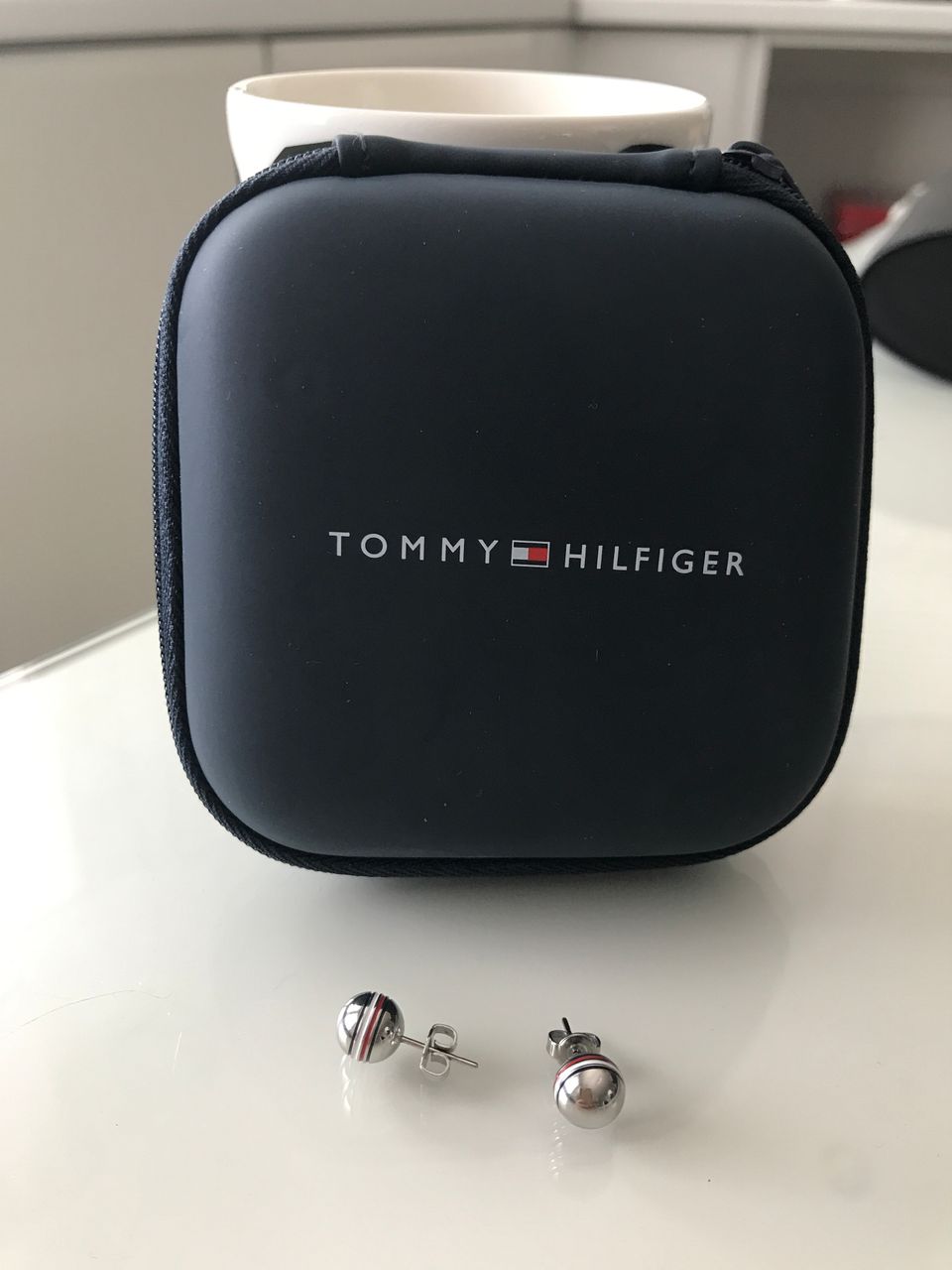 Tommy Hilfilger korvakorut