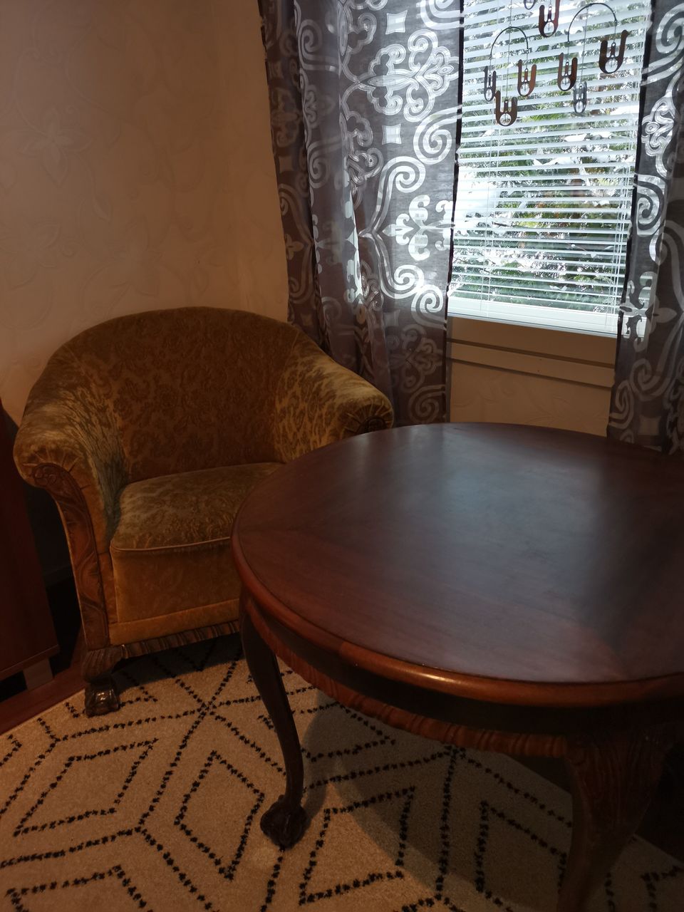 Nojatuolit ja pöytä