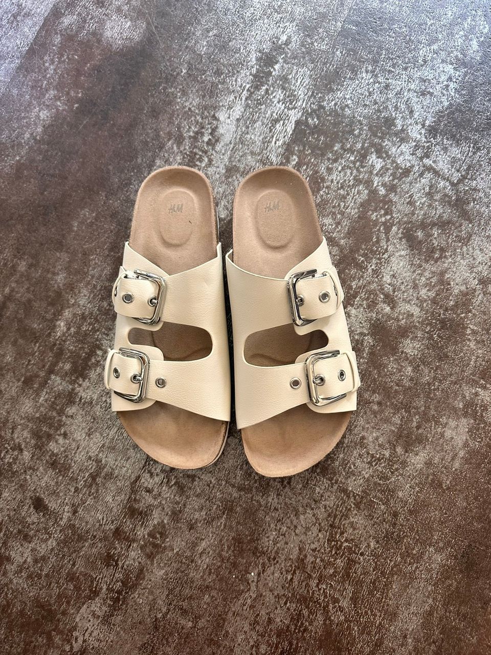 Uudet sandaalit