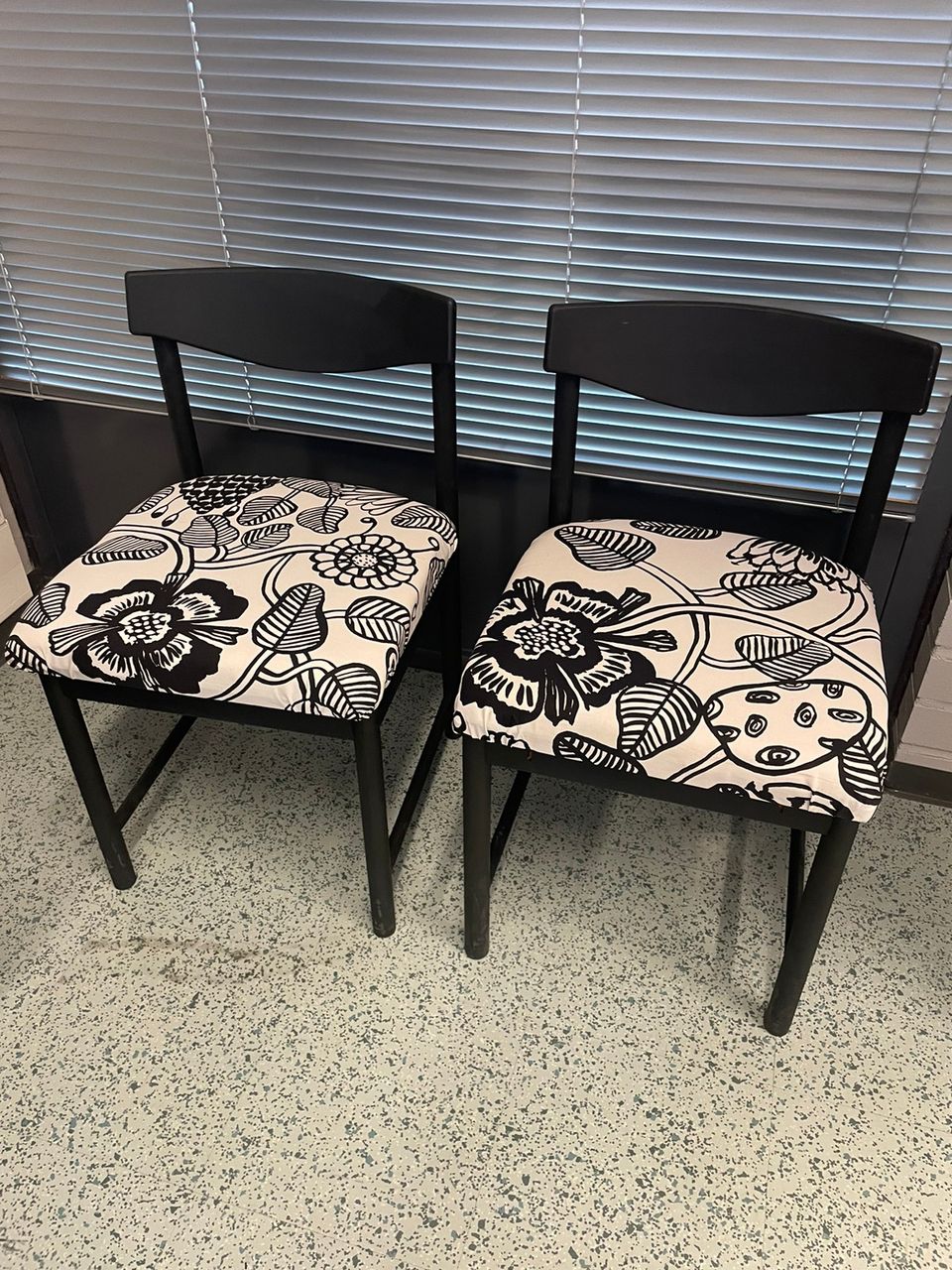 2 kpl tuoleja
