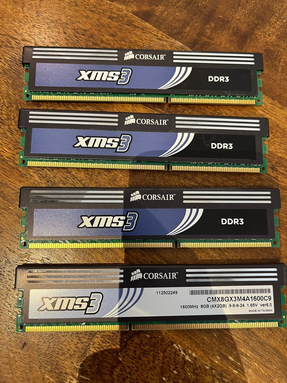 Corsair DDR 3 muisti 1600 MHZ 4 kampaa 8gb