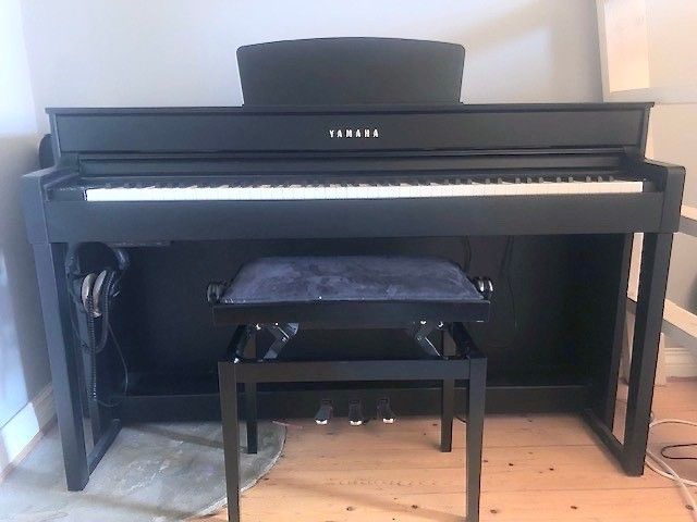 Musta Yamaha Clavinova digipiano CLP-535