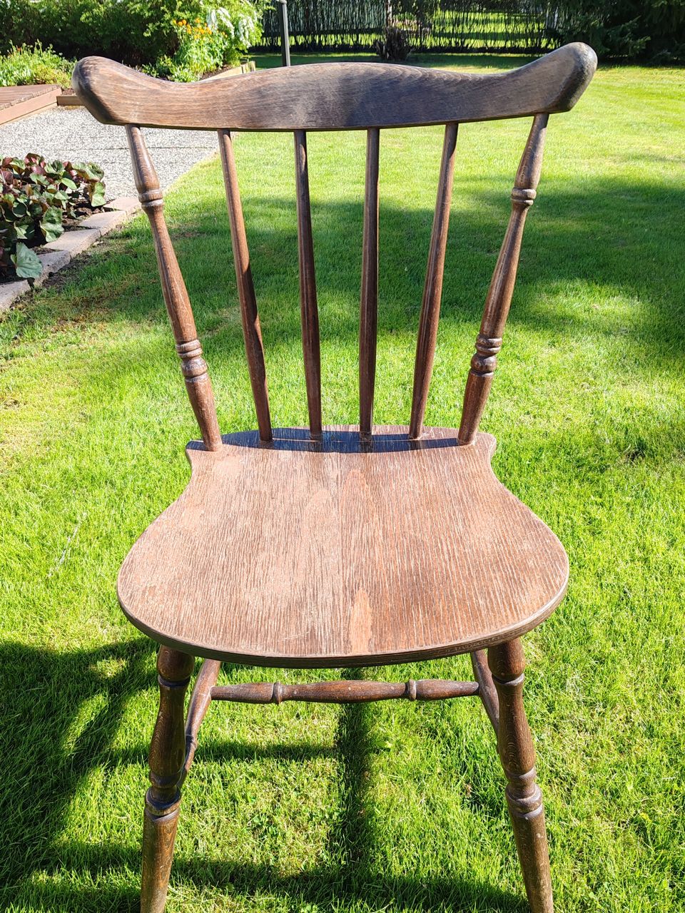 Vanha puinen ruskea tuoli