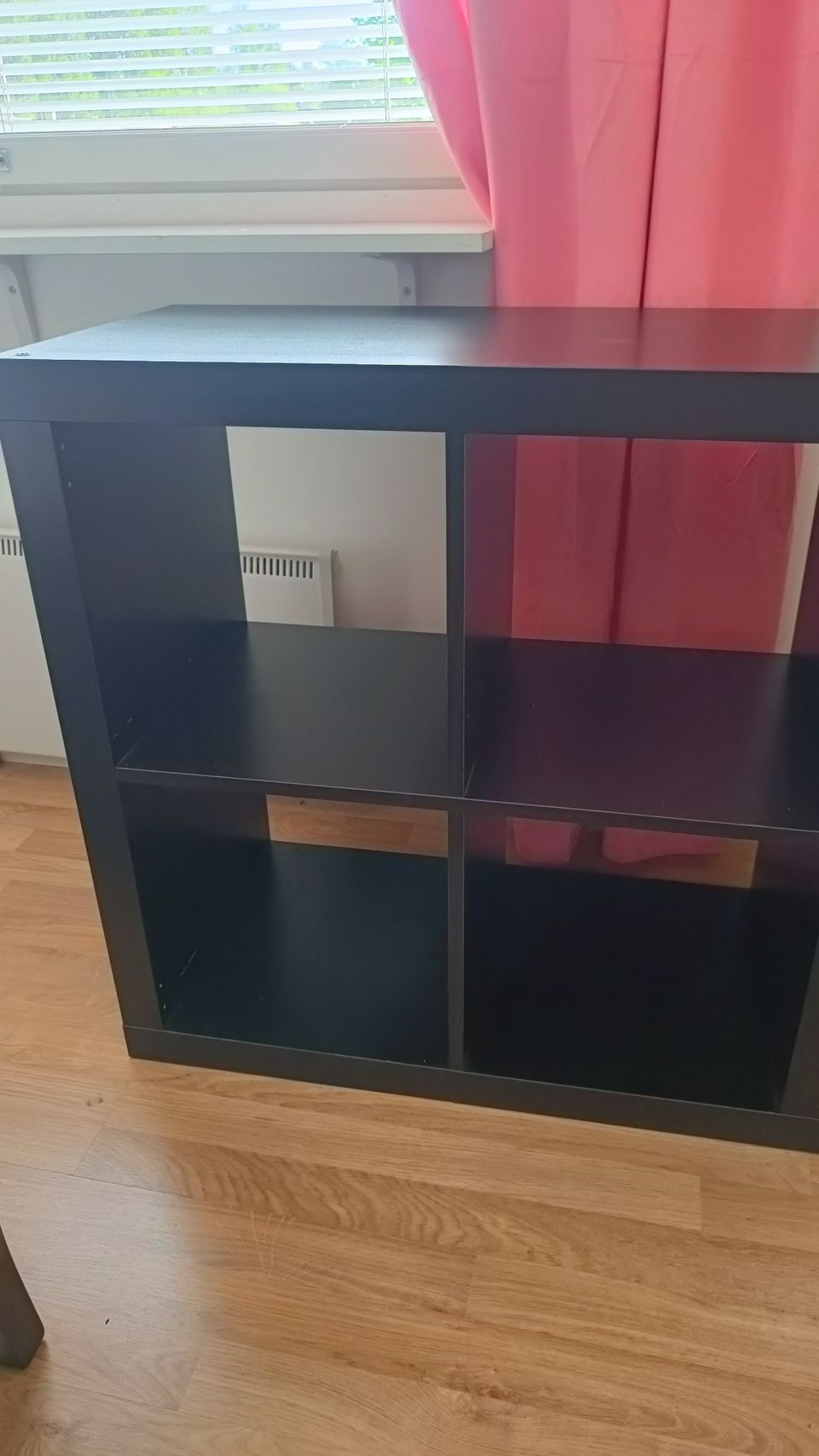 Ikea musta hyllykkö