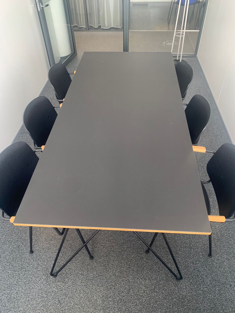 Neuvotteluryhmä/ruokapöytä ja 6 tuolia