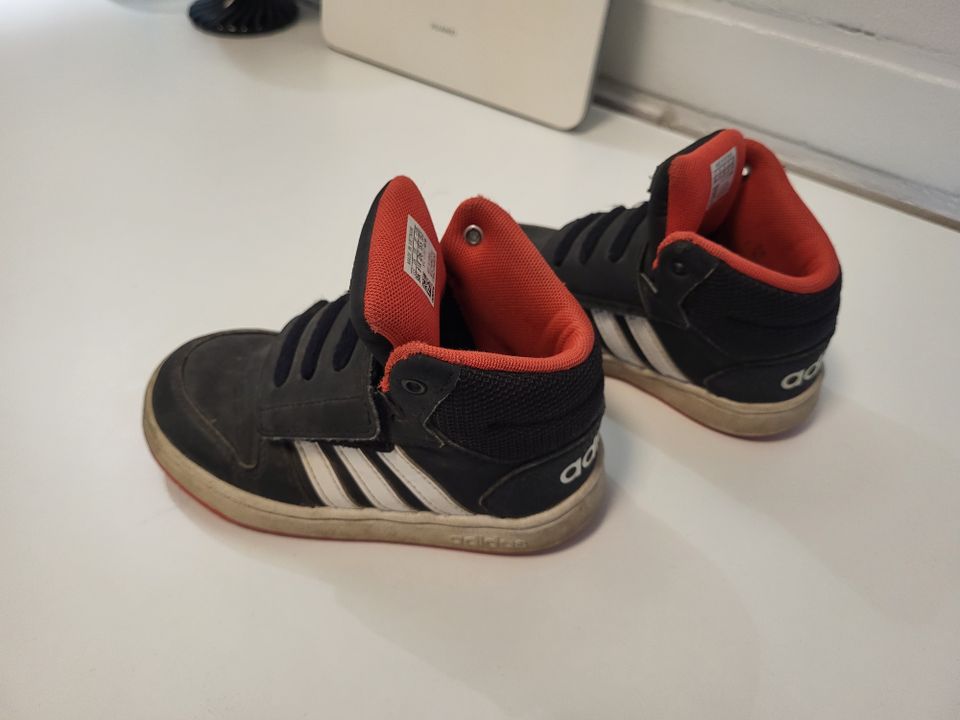 Adidas tennarit