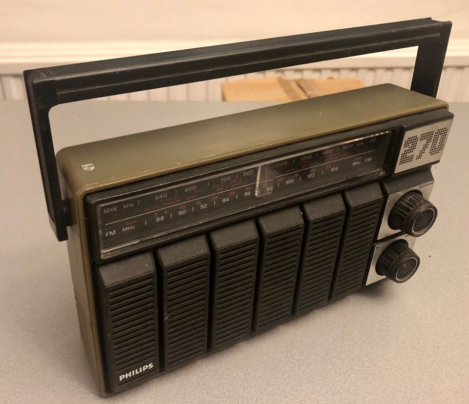 Vanha Philips 270 -radio