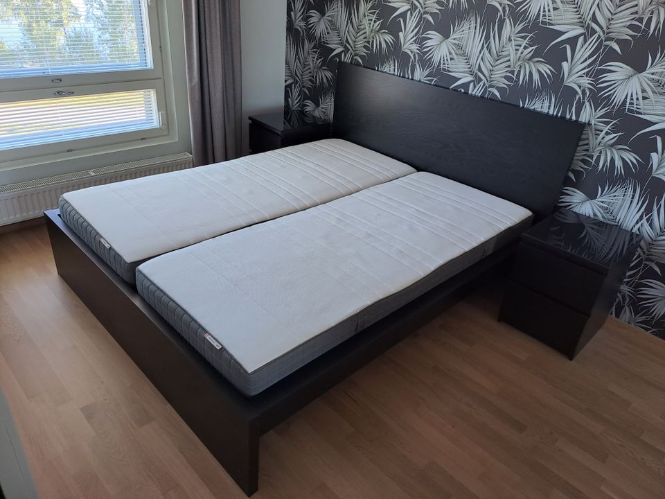 VARATTU Ikea MALM sänky patjoineen + 2 yöpöytää
