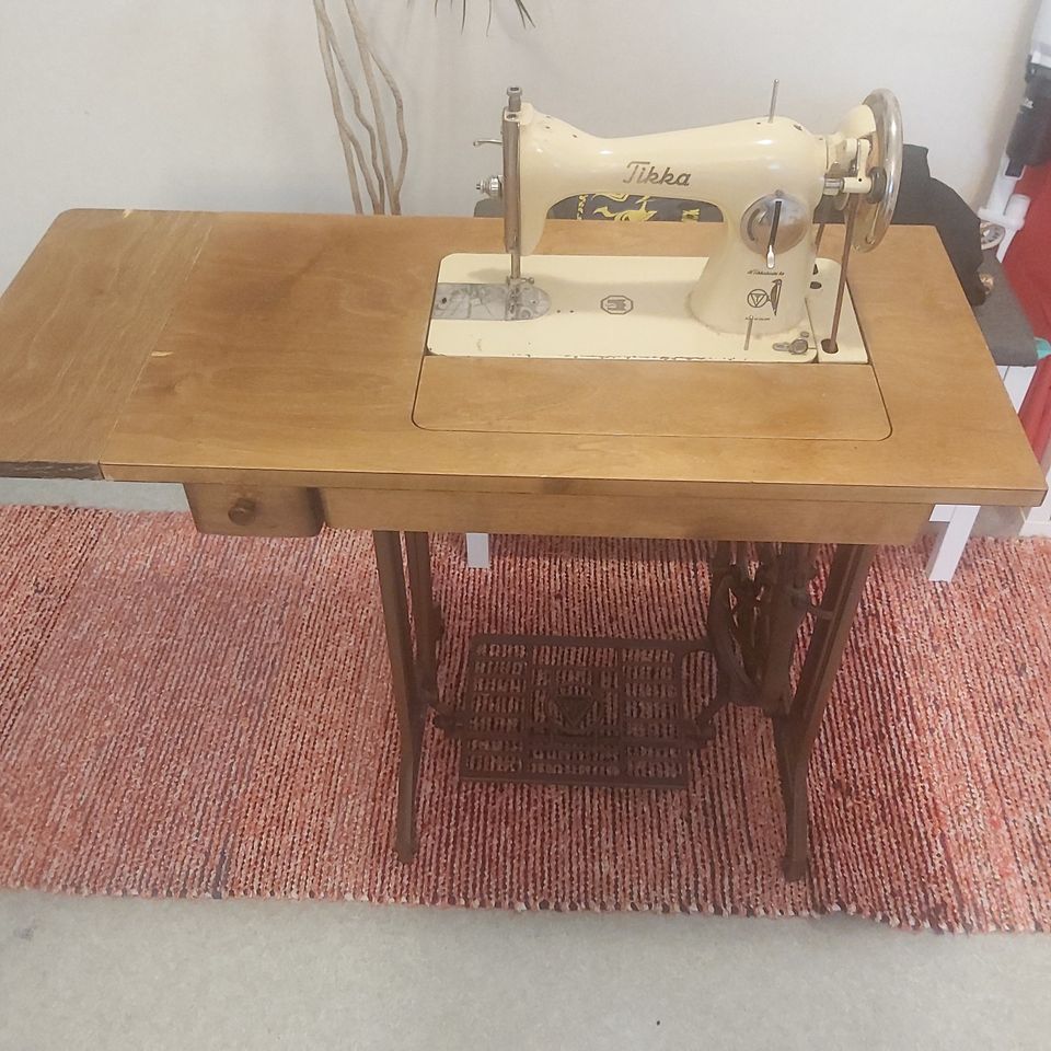 Vanha ompelukone ja pöytä