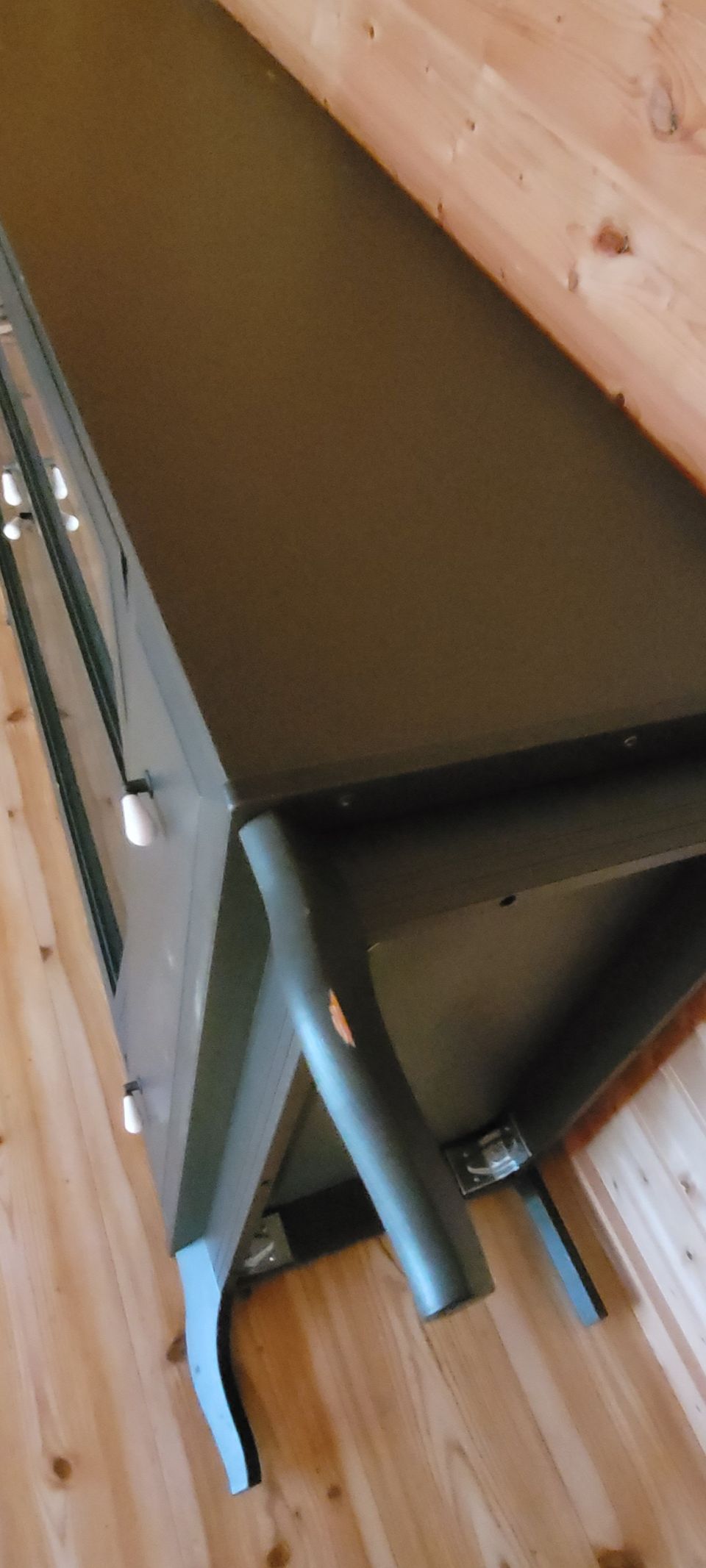 Ikean tummanharmaa vitriini