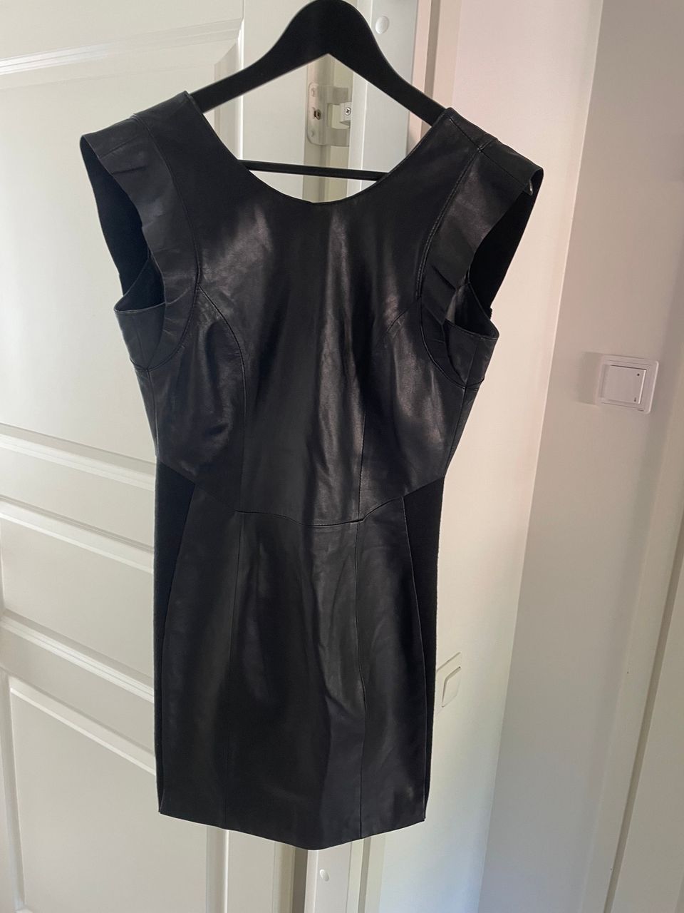 Musta mekko koko 36
