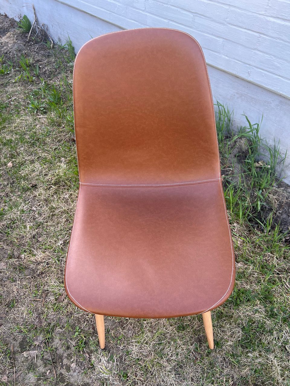 Ruskea uusi tuoli
