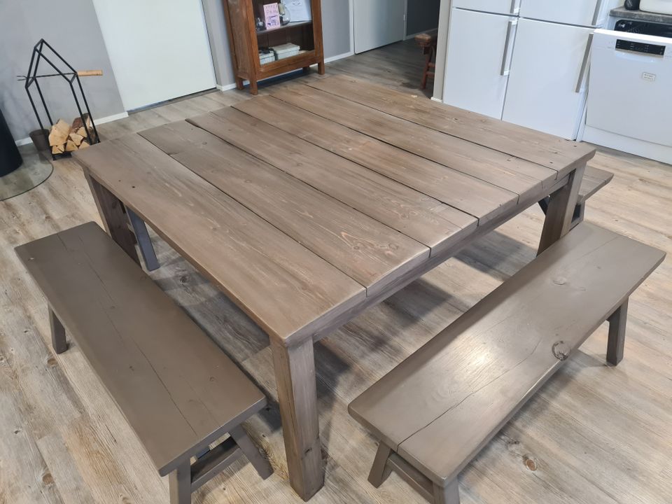 Keittiön pöytä 150x150cm, penkit 4kpl